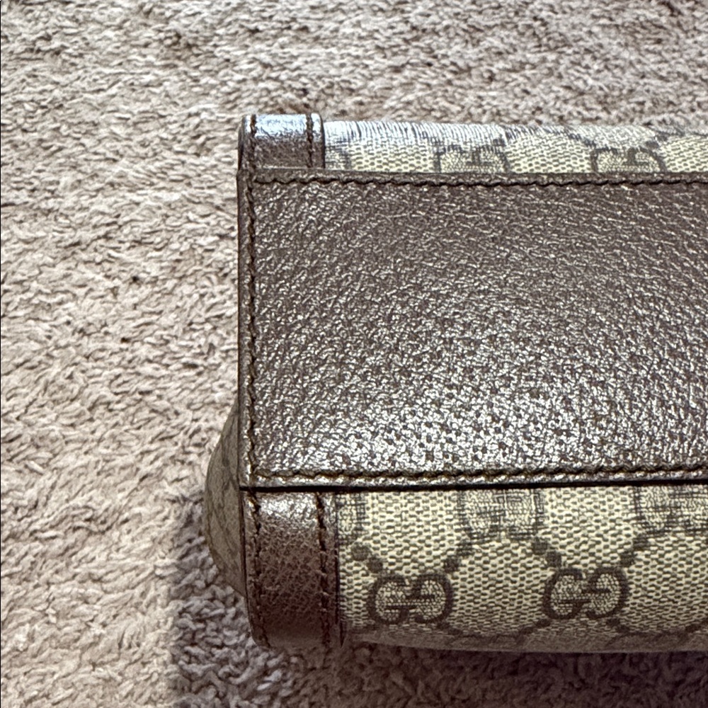 Gucci Beige and Brown Satchel with Green and Red Stripe

No longer available New - Picture 4 of 11